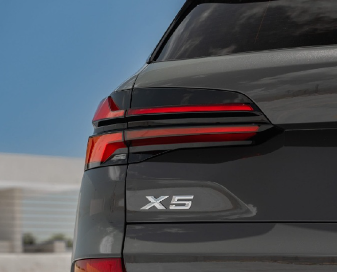 2026款宝马 X5，黑化设计，搭载3.0T插电混动，纯电续航61km！